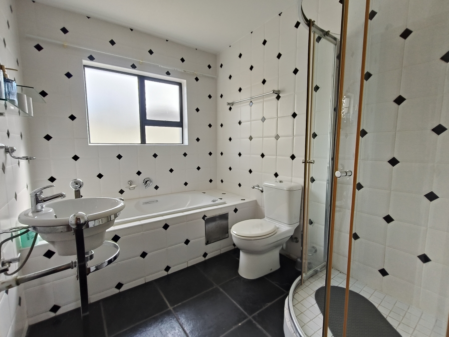 6 Bedroom Property for Sale in Paradise Beach Eastern Cape